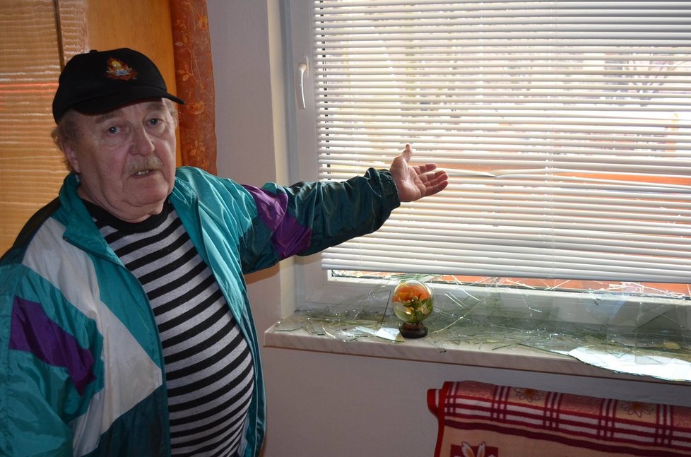 Invalidní důchodce Josef Nárožný ukazuje, jak tlaková vlna vyrazila v jeho bytě okna, až střepy lítaly po celém pokoji.