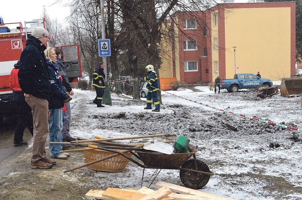 Lidé přijeli před dům s kolečky, hráběmi a lopatami. Čekali, až budou moci dovnitř.