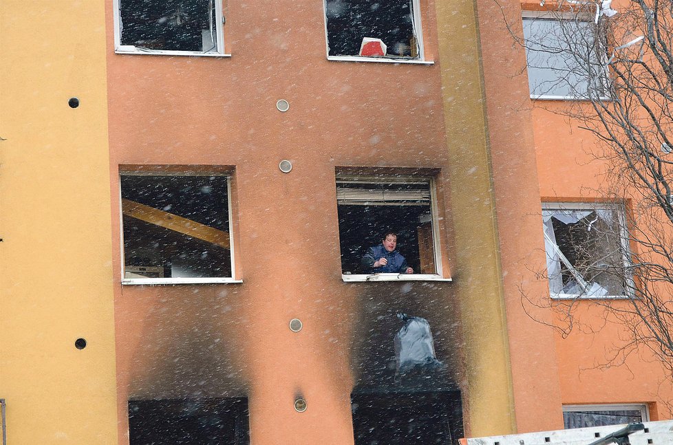 Některé pytle vyhazovali lidé přímo z okna