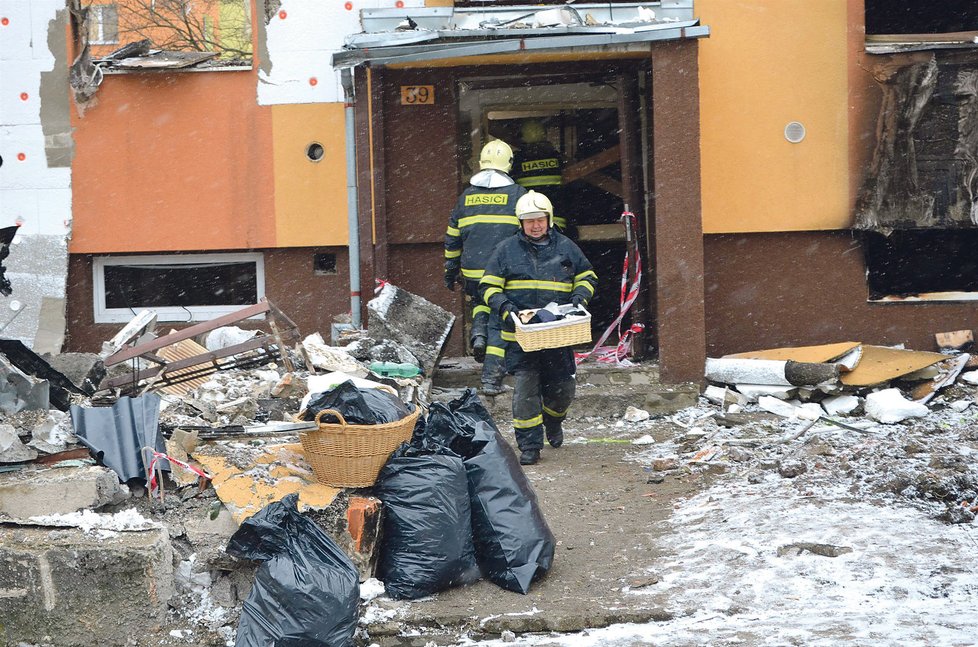 Příbuzní rodin a hasiči vynášeli ze zničeného domu zbytky osobních věcí a cenností