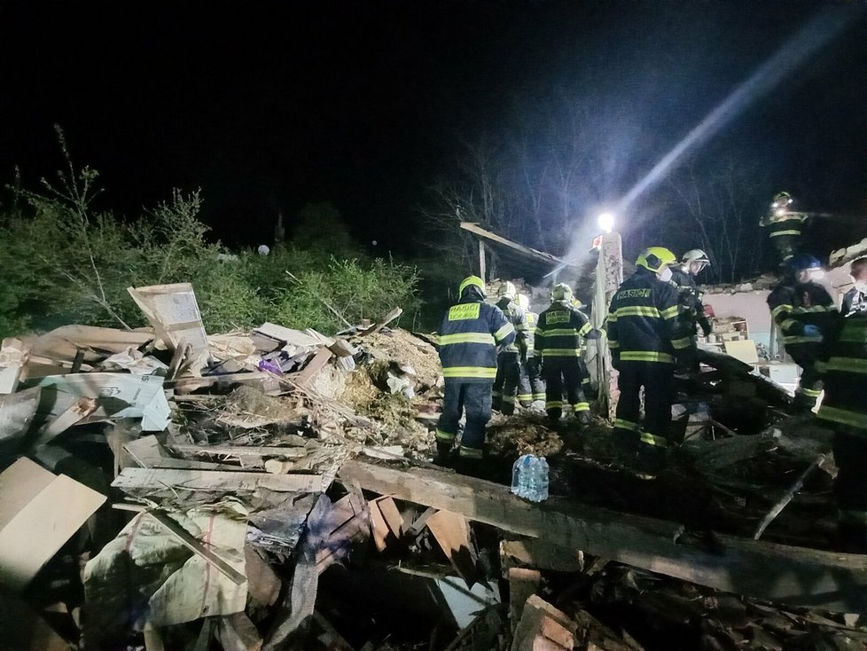 Výbuch v Suchohrdlech zcela zničil rodinný dům, jeden člověk zemřel.