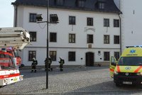 Vyšetřování podezřelého z uložení bomby: Rýmařovská radnice zůstává po výbuchu zavřená