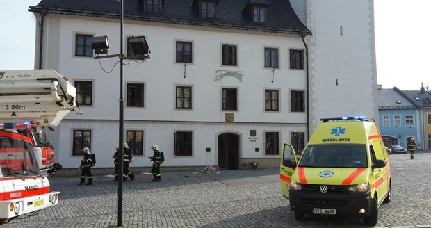 Vyšetřování podezřelého z uložení bomby: Rýmařovská radnice zůstává po výbuchu zavřená 