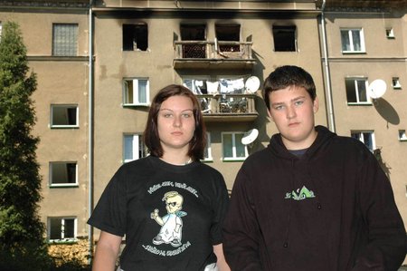 Veronika (17) a Vojta (14) Klimešovi bydlí v bytě pod sebevrahem. Exploze je zastihla při evakuaci na schodech (jejich byt je ten s prádlem a satelitem)