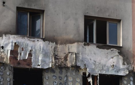 Dům v Provaznické ulici den po výbuchu v bytě narkomana. Po příčině detonace nadále pátrají vyšetřovatelé od hasičů a od policie. Trosky vylétnuvší po výbuchu z oken odklízeli pracovníci technických služeb.