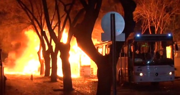 Teroristický útok v Turecku: Výbuch auta v Ankaře nepřežilo 28 lidí 