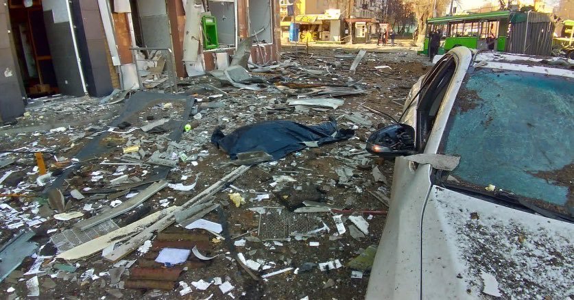 Kyjevskou čtvrtí otřásl malý výbuch. Jedna osoba po dopadu trosek z rakety zemřela