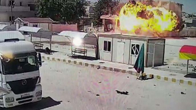 Výbuch v Kobani zachycený kamerami na turecké straně (25. června 2015)
