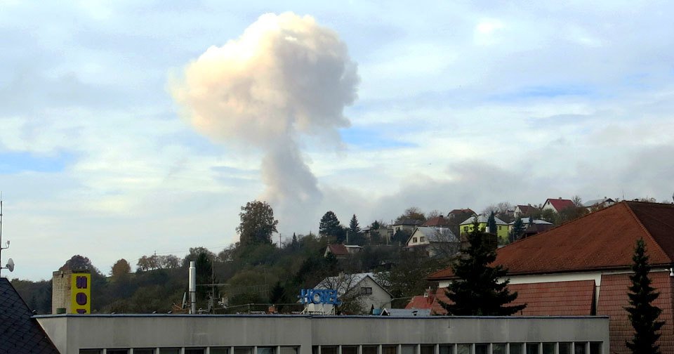 Oblak kouře nad místem výbuchu na Valašsku.