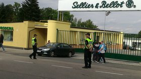 Policisté hlídají areál po výbuchu ve zbrojovce ve Vlašimi