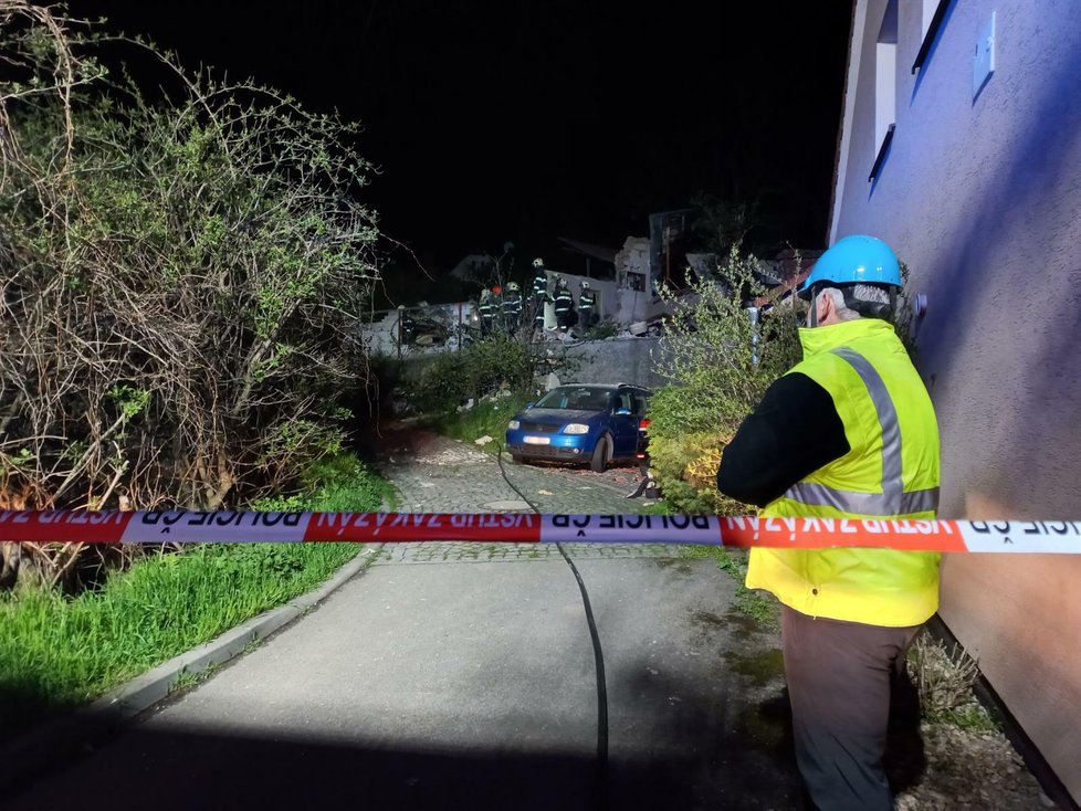 Výbuch zničil ve středu večer dům v Suchohrdlech na Znojemsku. Hasiči v sutinách našli mrtvého muže (25).
