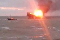 Požár na ropné plošině v Ázerbájdžánu: Zemřelo 32 dělníků