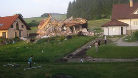 Blízké domy mají po výbuchu vytlučená okna