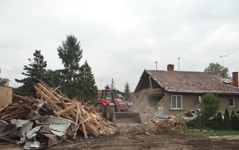 Polovina dvojdomku se zřítila k zemi...