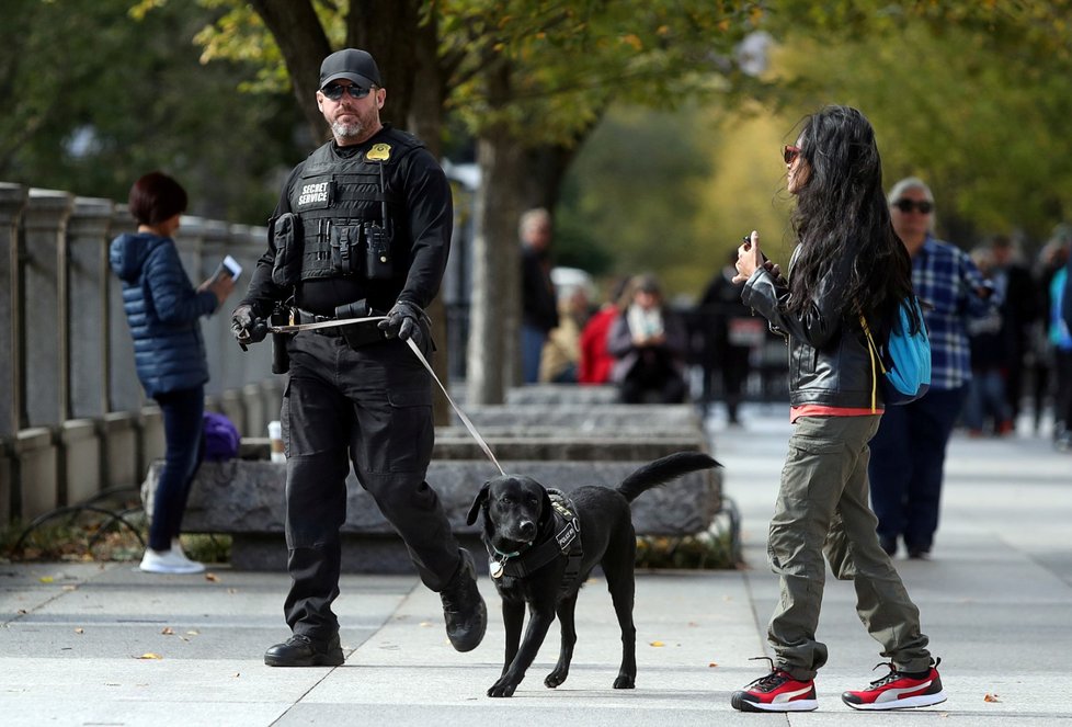 Policie objevila osm podezřelých balíčků obsahujících výbušniny, která byla adresovaná významným americkým politikům