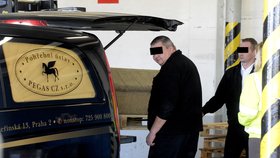 Rakev s tělem a ostatky palestinského velvyslance Džamála Muhamada Džamála na letišti Václava Havla.