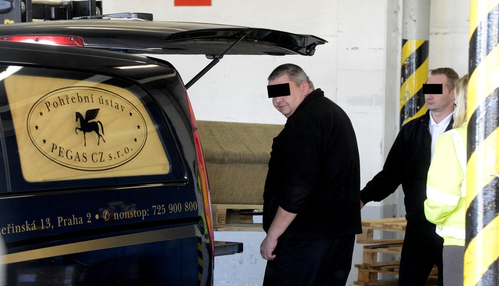 Rakev s tělem a ostatky palestinského velvyslance Džamála Muhamada Džamála na letišti Václava Havla.