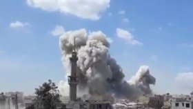 Syrští rebelové zveřejnili video, ve kterém syrská armáda bombarduje východní Ghútu. Bombardování a dělostřelecká palba komplikují humanitárním pracovníkům dopravu léků a potravin civilnímu obyvatelstvu.