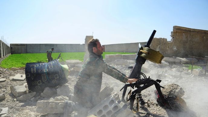Vojáci syrských vládních jednotek v boji proti rebelům.