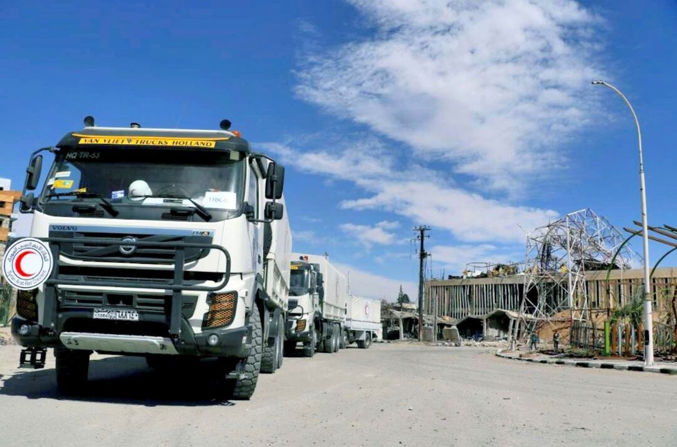 Foto zveřejnila organizace Syrský červený půlměsíc. Na snímku je zachycen konvoj humanitární pomoci na cestě do Dúmy ve východní Ghútě. Dopravu léků a potravin do zničeného města komplikují probíhající boje.
