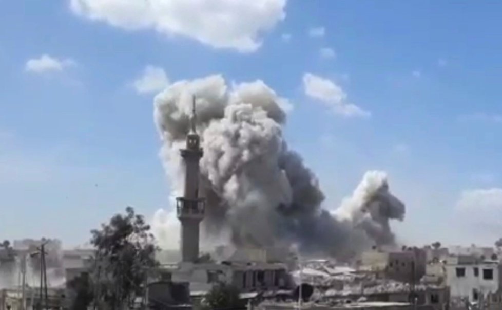 Syrští rebelové zveřejnili video, ve kterém syrská armáda bombarduje východní Ghútu. Bombardování a dělostřelecká palba komplikují humanitárním pracovníkům dopravu léků a potravin civilnímu obyvatelstvu.