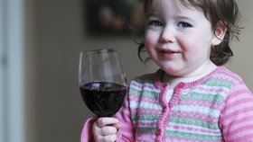 Výchova v zahraničí: Kde rodiče dávají dětem alkohol a kde je nechávají spát venku?