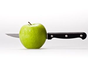 Láďa Hruška předvede jednoduchý trik, jak zbyvit jablko jadřince