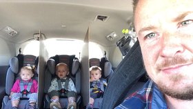 Otec oddělil trojčata v autě deskami, aby se nehádala