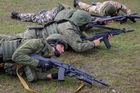 Rusové přiznali mrtvé mezi mobilizovanými. Na frontě přežili bez vybavení a výcviku jen pár dní