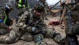 Plazit se mezi (umělými) kusy těl - zocelování ukrajinských vojáků.