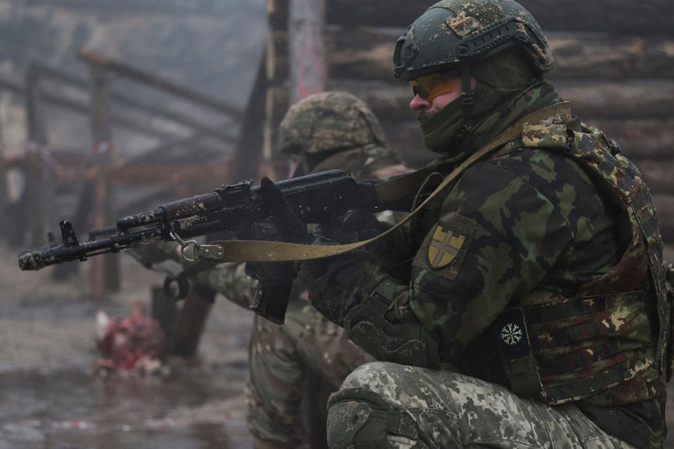 Miny, krev, střeva... Ukrajinští vojáci na psychologickém výcviku.