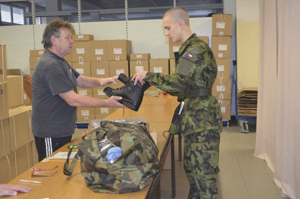 První den vyfasují nováčci uniformu a základní vybavení