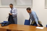 Tomáš Janiak (vpravo) se svým obhájcem. Za vydírání chlípníků, které nalákal na inzeráty a sex s údajnou nezletilou dívkou, vyfasoval u soudu podmínku. Obětem musí splatit téměř jeden milion korun.