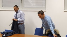 Tomáš Janiak (vpravo) se svým obhájcem. Za vydírání chlípníků, které nalákal na inzeráty a sex s údajnou nezletilou dívkou, vyfasoval u soudu podmínku. Obětem musí splatit téměř jeden milion korun.
