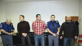 Radek Vrábel (48, druhý zleva) dostal pokutu 100 tisíc za vyhrožování. Juraj Kozempel (34, uprostřed) a Peter Derenin (36, vpravo) byli zproštěni obžaloby z vydírání