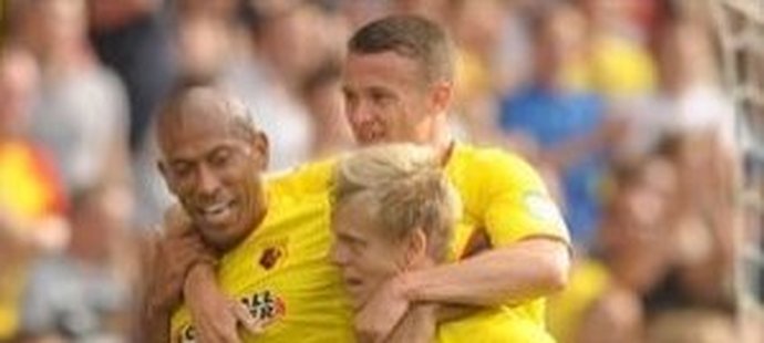 Matěj Vydra v objetí spoluhráčů, ve druhé angklické lize dal za Watford už dva góly