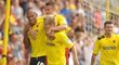 Matěj Vydra v objetí spoluhráčů ve Watfordu ve druhé anglické lize
