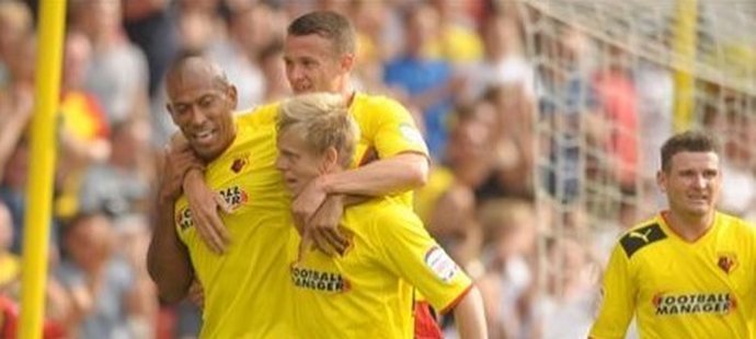 Matěj Vydra v objetí spoluhráčů ve Watfordu ve druhé anglické lize