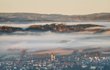 Záběr z rozhledny Haniperk. Na snímku mlha nad jihočeským Bavorovem od Lukáše Galla.