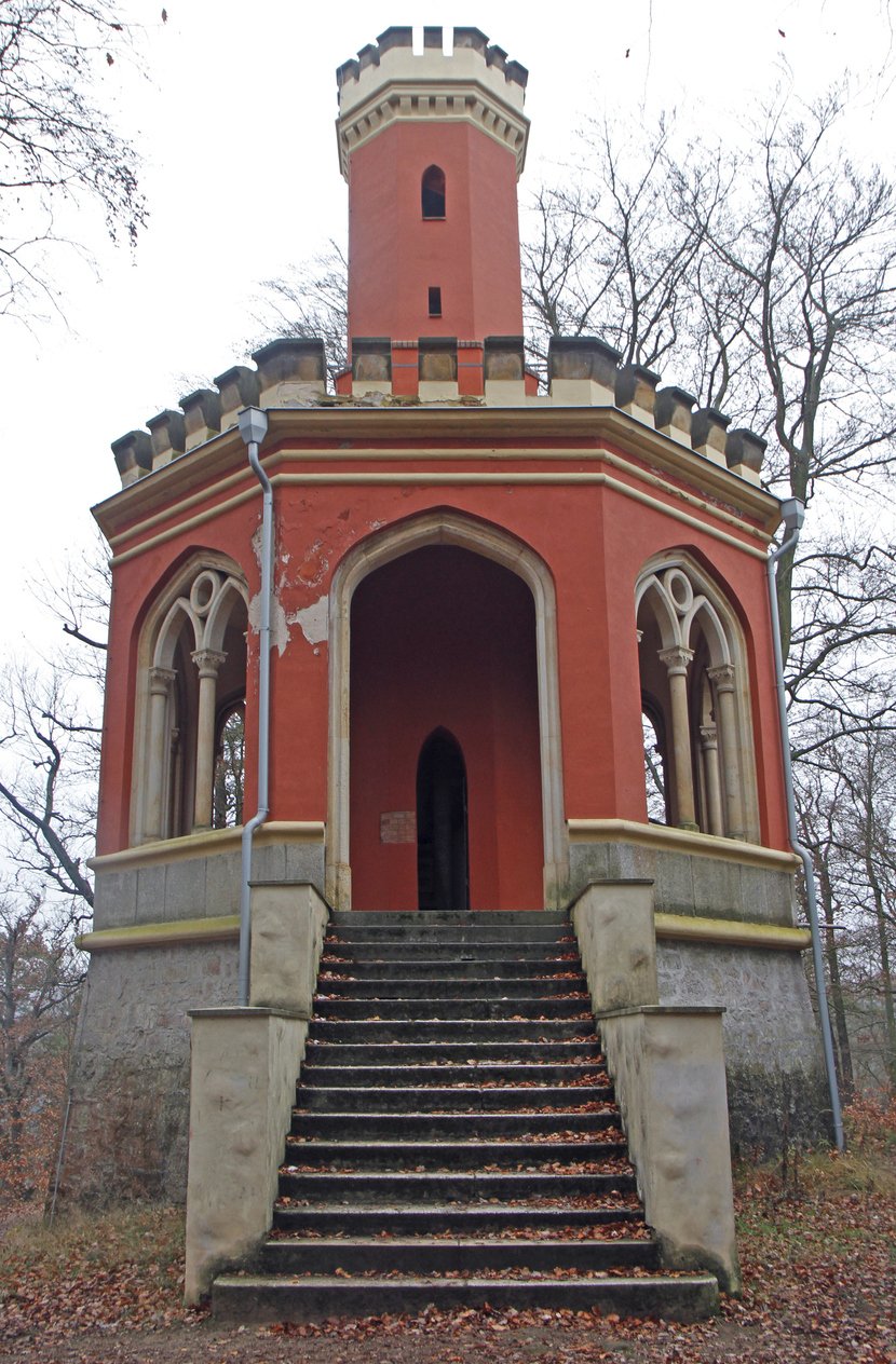 Výhled na město nabízí i pseudogotická vyhlídka Karla IV., která má tvar minaretu.