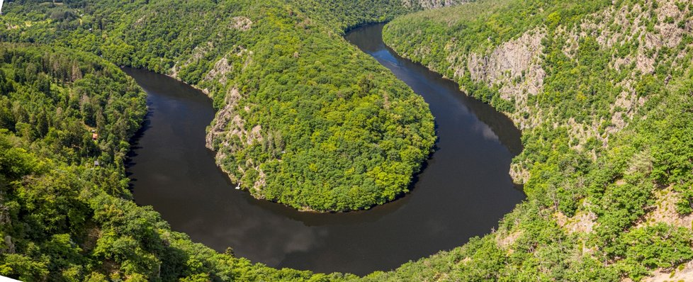 Letecký pohled na vltavskou „podkovu“