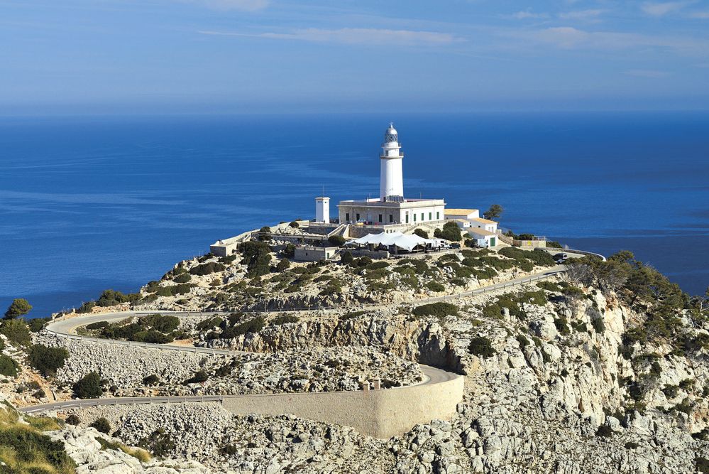 Maják na Cap de Formentoru nemusí být vysoký, stojí nad dvěstěmetrovými útesy