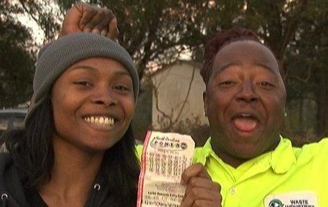 Šťastná máma ukazuje výherní los. Víte, že tato výhra je 5. největší v historii loterie Powerball?