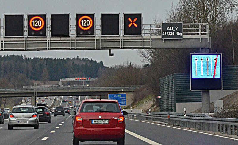 V ranních a odpoledních špičkách se u velkých německých měst otevírá krajnice jako další jízdní pruh. Na tuto možnost nebo její konec upozorňuje proměnné značení.