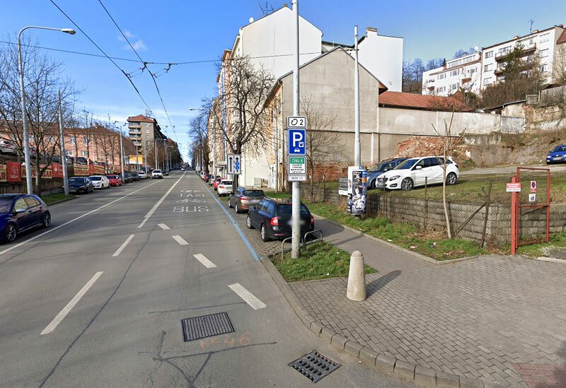 V Brně mají jezdci na skútrech proti Praze smůlu. Do vyhrazených pruhů nesmí. Praha pustila motocyklisty do buspruhů dodatkovými tabulkami loni v březnu.