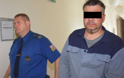 Viktoru Š. hrozí za vydírání, vyhrožování a pomluvu až čtyři roky vězení.