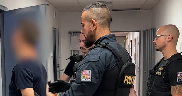 Policie zadržela a obvinila devětatřicetiletého muže, který podle ní v zaslaných e-mailech opakovaně vyhrožoval usmrcením či závažným násilím. Policie zadržela a obvinila devětatřicetiletého muže, který podle ní v zaslaných e-mailech opakovaně vyhrožoval usmrcením či závažným násilím.