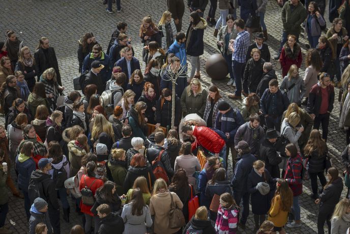 Studenti na nádvoří univerzitní knihovny v Olomouci během stávky #VyjdiVen