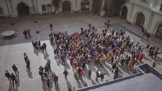 Studenti na nádvoří univerzitní knihovny v Olomouci během stávky #VyjdiVen