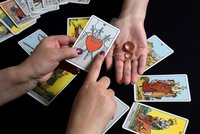 Předvánoční výklad karet: Těžká volba mezi dvěma muži! A podivná karta minulosti...